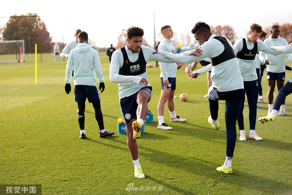 训练间歇，莱斯特城攻击手哈维·巴恩斯面带微笑与队友轻松交流，良好的团队氛围是球队应对密集赛程和伤病挑战的重要保障