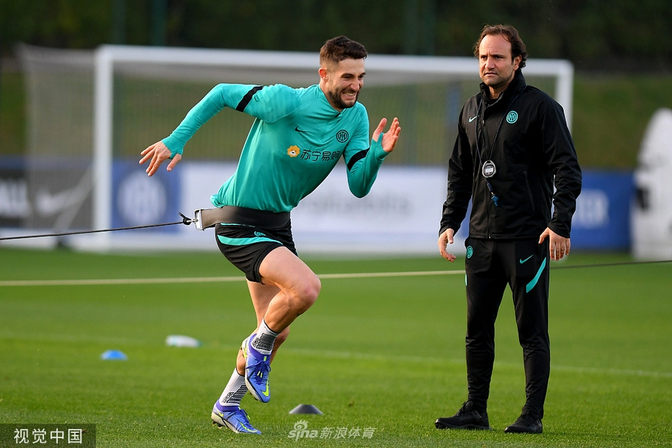 在核心力量训练中，什克悬垂举腿，身体在空中保持完美的平衡，腹肌轮廓分明，展现着顶级运动员的核心控制力。