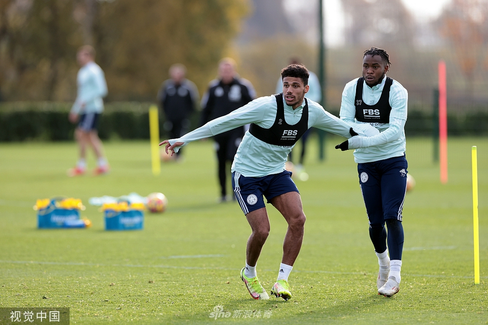 莱斯特城传奇射手杰米·瓦尔迪在训练中目光坚毅，作为球队的精神领袖和反击利器，他随时准备在关键时刻给对手致命一击