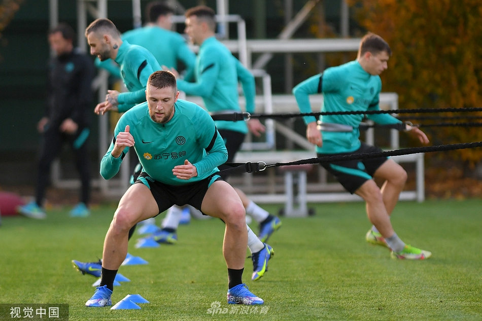 什克里尼亚尔在力量房内咬紧牙关，青筋暴起，正奋力推动沉重的负重器械，每一块肌肉都彰显着钢铁般的意志。