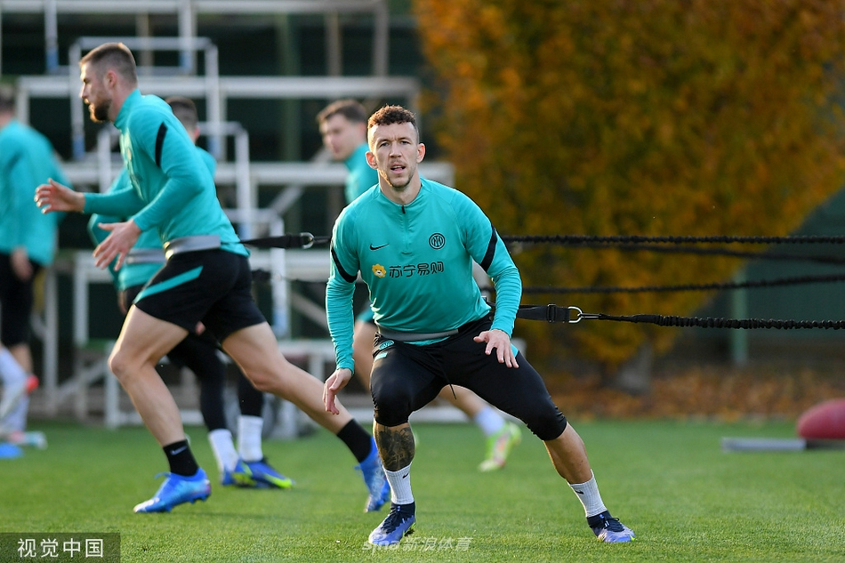 汗水浸湿了什克的训练服，他稍作喘息，眼神依然坚毅地望向镜中的自己，仿佛在无声地宣告：我已准备好迎接任何挑战。