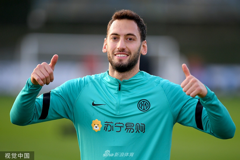 什克正在进行腿部推举训练，巨大的负重片堆叠在器械上，他专注地发力，双腿如同两根顶梁柱般稳固而充满爆发力。