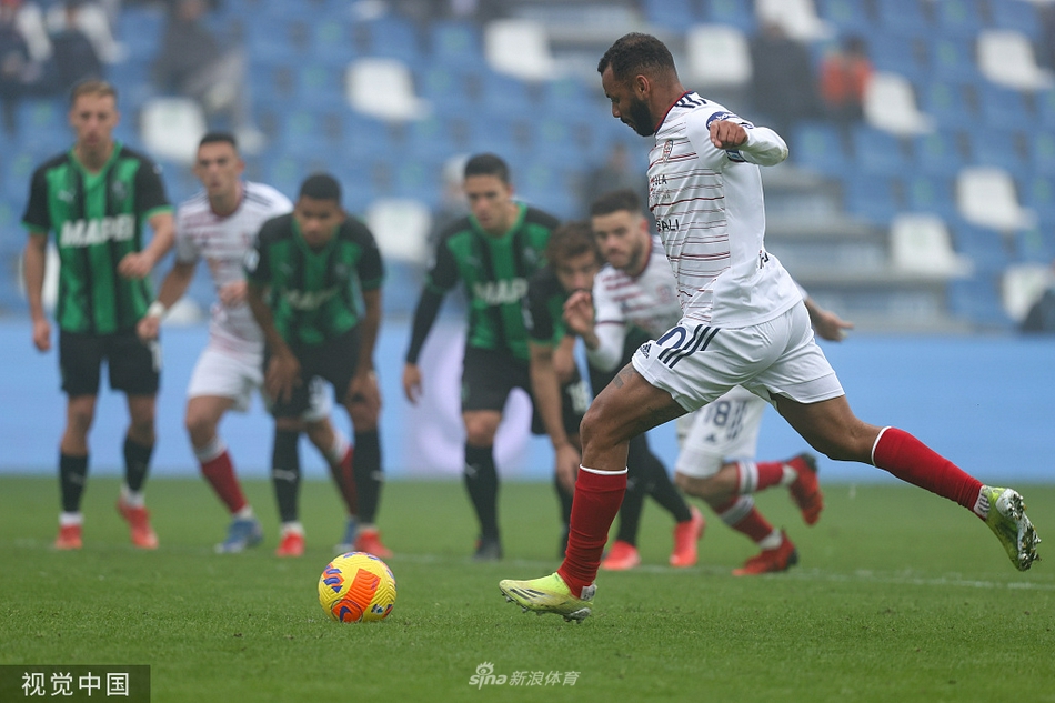 卡利亚里前锋凯塔·巴尔德腾空而起，以一记舒展的倒挂金钩射门，他的身体完全平行于地面，眼神专注地盯着飞向球门的皮球。