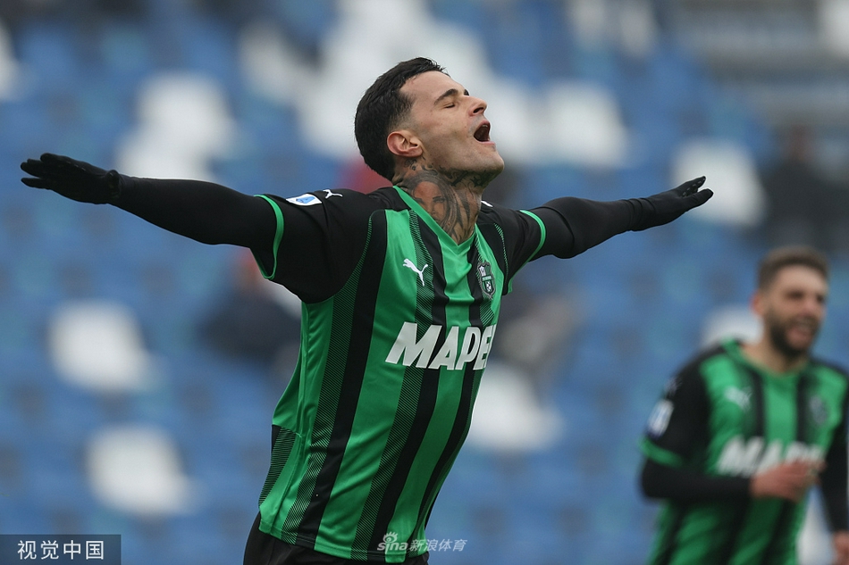 赛后，双方球员在场上交错站立，神情各异，有的遗憾有的欣慰，背景是三色旗球场的灯光和看台上稀疏的观众，记录下这场2-2平局后的众生相。