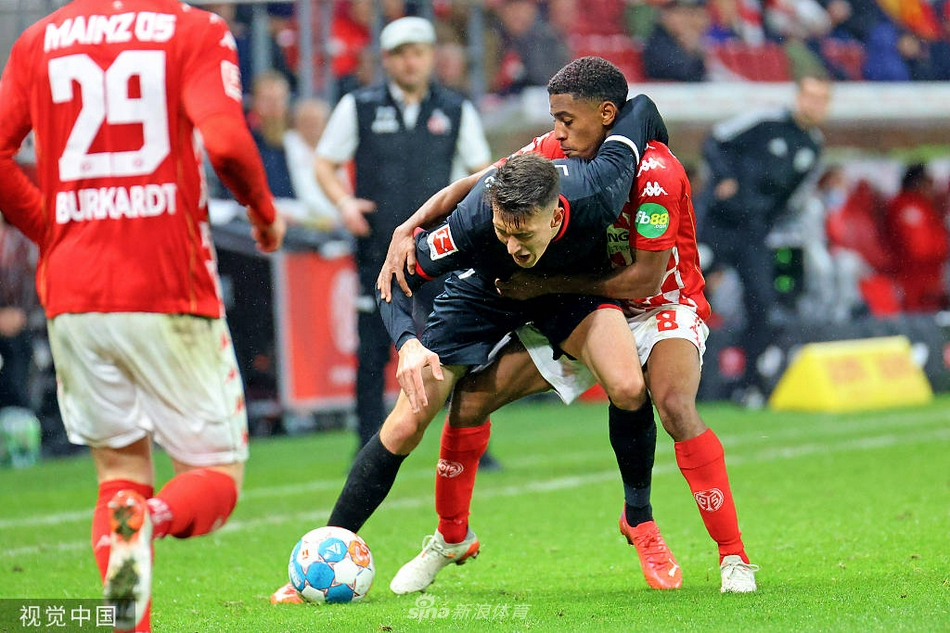 图片描述：比赛结束后，一名美因茨球迷在看台上神情专注，似乎还沉浸在紧张的比赛中。