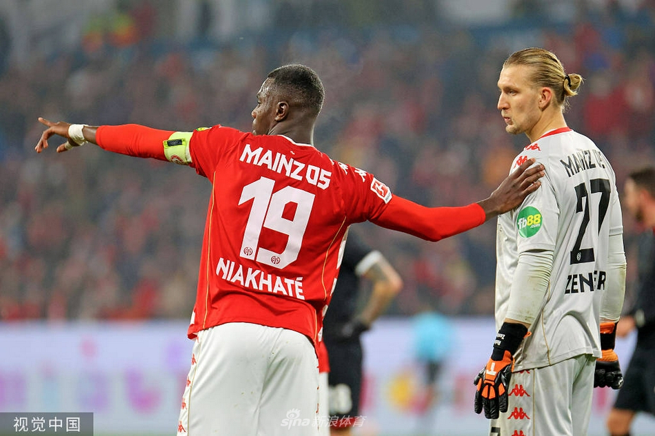 图片描述：美因茨球员在错失一次机会后神情遗憾，队友上前表示安慰。