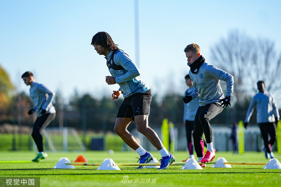 京多安在分组对抗中巧妙摆脱防守，他的跑位如同游鱼般灵动，在密集的人丛中总能找到最致命的接球空间，那一刻，他仿佛已经预见了明晚的进球。