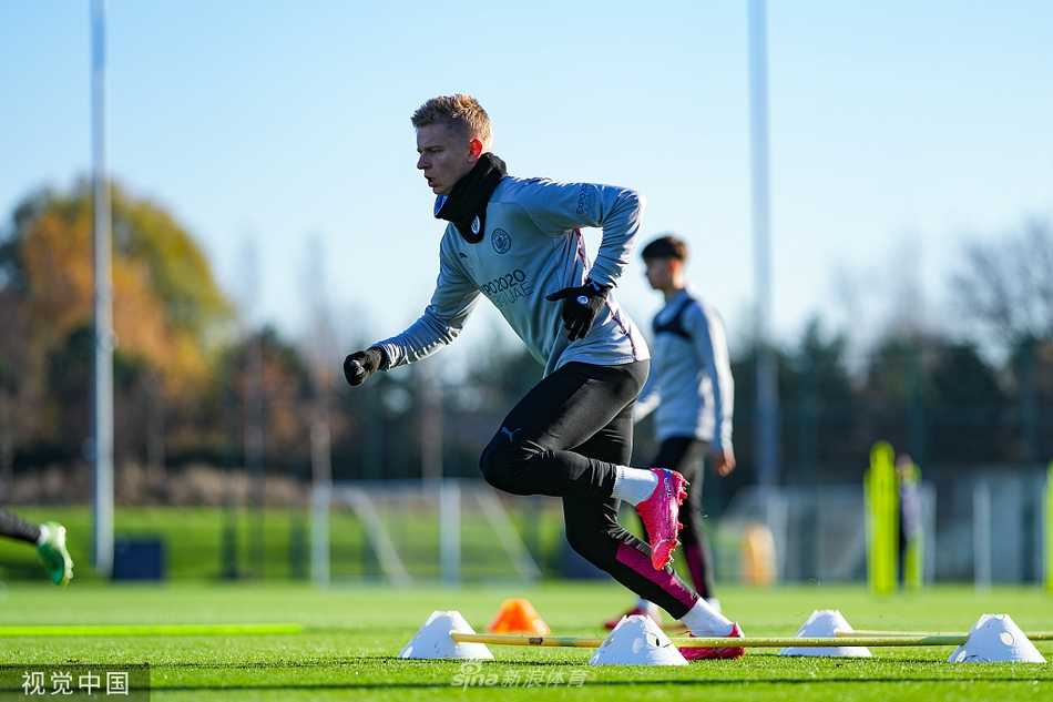 福登在训练中目光如炬，年轻的脸上写满了无所畏惧，他灵巧的盘带像是一阵旋风，随时准备在明日刺穿对手那看似坚固的防线，书写属于自己的传奇。