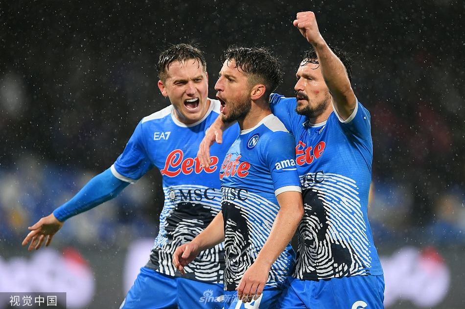 法比安·鲁伊斯被队友们团团围住，大家脸上洋溢着灿烂的笑容，这次庆祝的背景是看台上闪烁着手机灯光的那不勒斯球迷，营造出星河般的壮丽景象。