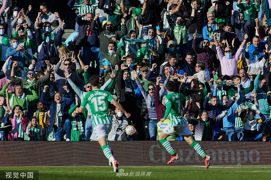 莱万特球员穆斯塔菲霸气头球破门瞬间，他挥臂怒吼，庆祝这粒出乎意料的进球，身旁的贝蒂斯防守球员面露无奈之色。