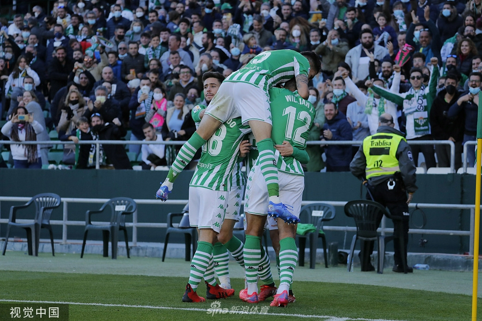 在洛佩拉球场震耳欲聋的欢呼声中，皇家贝蒂斯的将士们围成一圈，他们的眼神中充满了对胜利的渴望和下半场反攻的坚定信念。