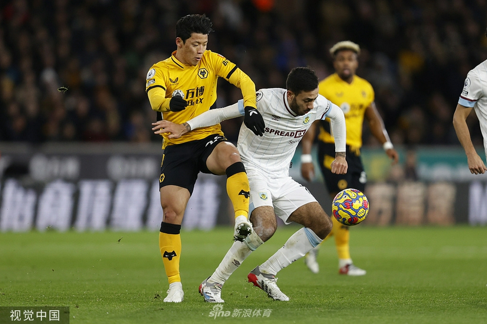 狼队边锋阿达玛·特劳雷面对伯恩利多人包夹，犹如一辆无法阻挡的重型坦克，强行突破扬起一阵草屑