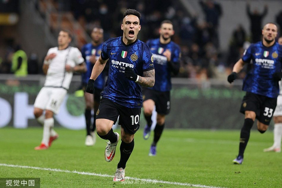 劳塔罗-马丁内斯主罚点球瞬间，他目光坚毅，骗过门将将球稳稳罚进