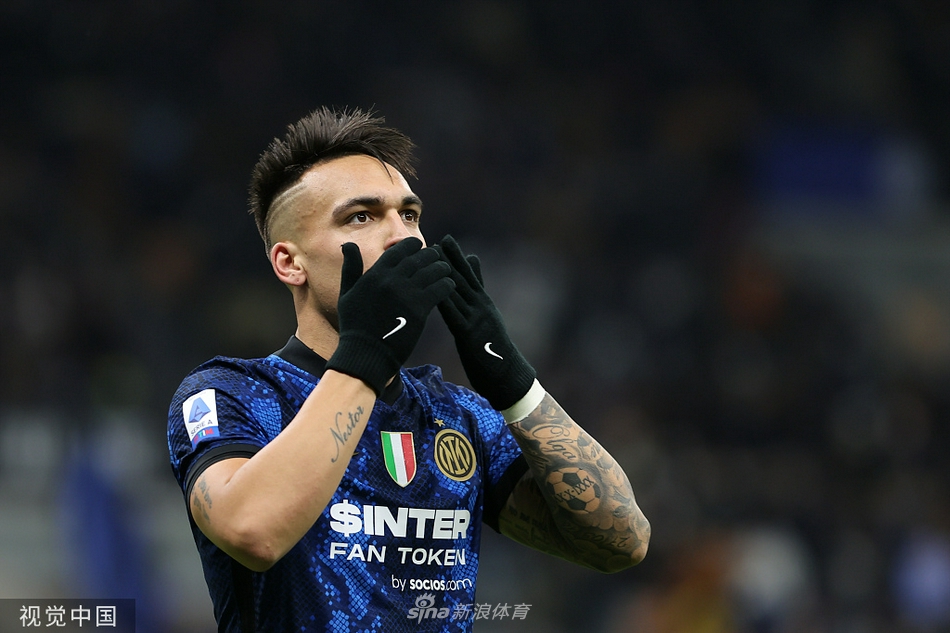 进球后的劳塔罗-马丁内斯张开双臂在雨中庆祝，身后的看台满是挥舞的围巾