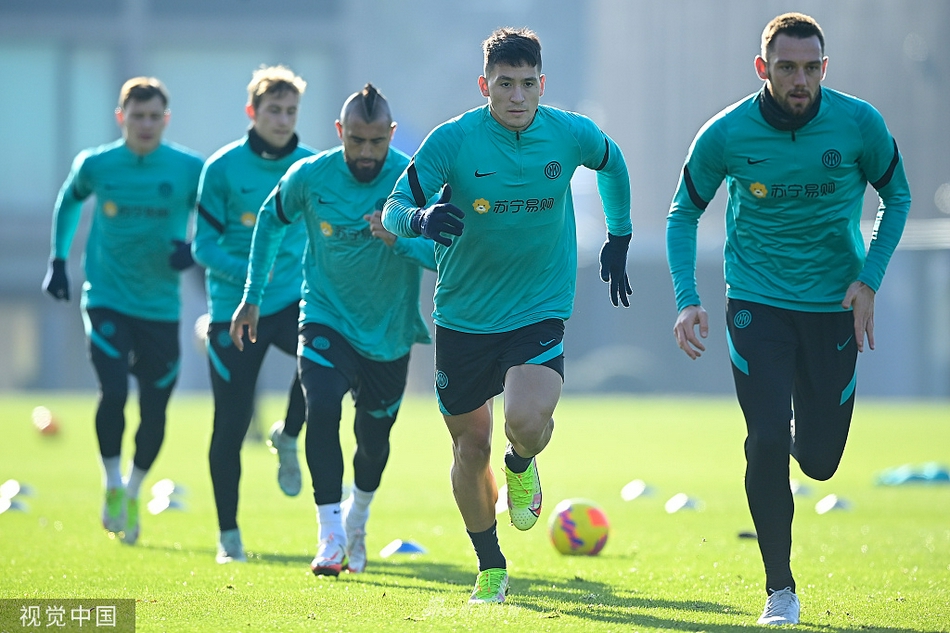 在冬日的暖阳下，劳塔罗·马丁内斯全神贯注，脚下的皮球仿佛与他的战靴融为一体，一次精准的停球，预示着门前嗅觉灵敏的“公牛”已蓄势待发。