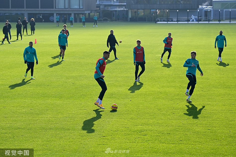 恰尔汗奥卢主罚的任意球划出一道美妙的弧线，像精确制导的导弹般绕过人墙，直挂球门死角，引得场边队友纷纷驻足喝彩。