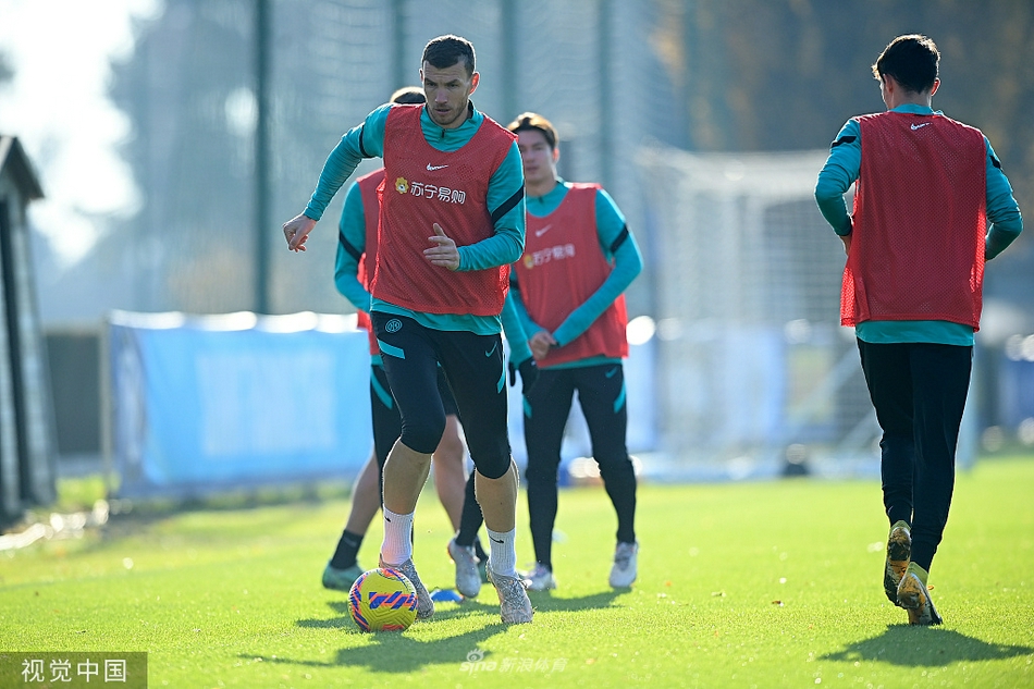 夕阳的余晖洒在训练场上，完成当天最后一组训练的球员们围成一圈，肩并着肩，这一刻，他们不仅是队友，更是为了共同荣誉而战的兄弟。