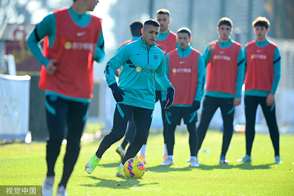 巴斯托尼在后场送出一记穿透力极强的长传，皮球如同装了导航，精准地找到了前插的队友，这举重若轻的一脚，彰显了“出球中卫”的价值。