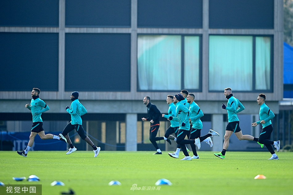 全身心投入训练的邓弗里斯，在边路高速冲刺后完成了一记势大力沉的传中，皮球呼啸而过，让人仿佛提前嗅到了他在比赛场上掀起的进攻狂飙。