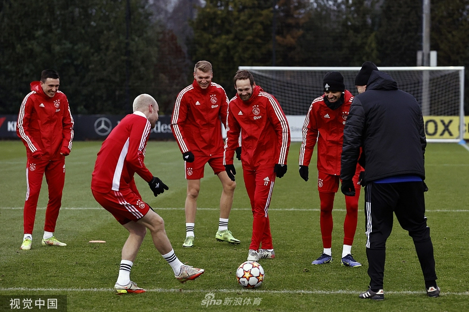 队长塔迪奇在分组对抗中巧妙摆脱防守，他的身体重心变化骗过了所有对手，像在冰面上滑行的舞者般从容