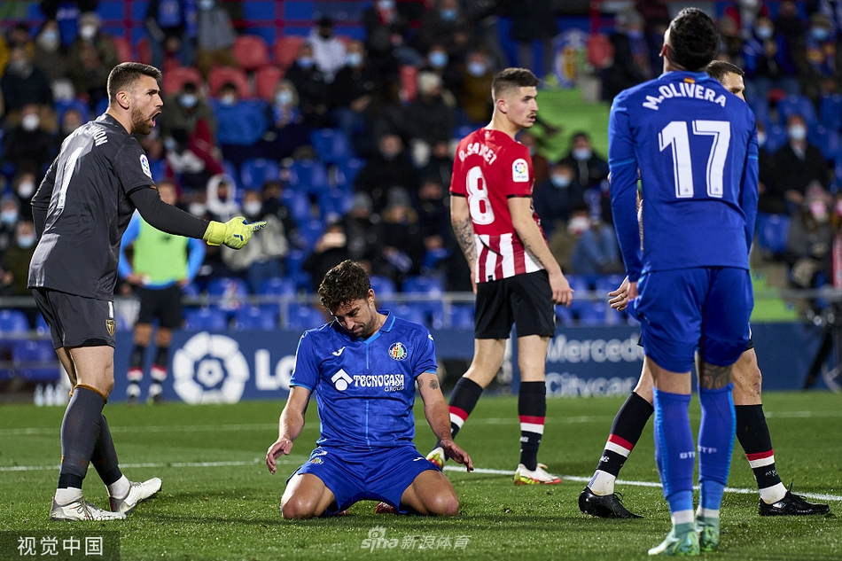 终场哨响后，赫塔菲门将戴维·索里亚与毕尔巴鄂竞技前锋伊尼亚基·威廉姆斯相互致意，激烈拼抢后的握手言和彰显了足球场上惺惺相惜的体育精神。