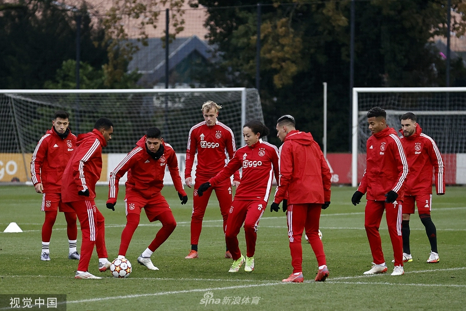 塔利亚菲科在教练组指导下进行高强度折返跑，汗水在冬日阳光下闪烁，眼神专注如鹰隼锁定猎物