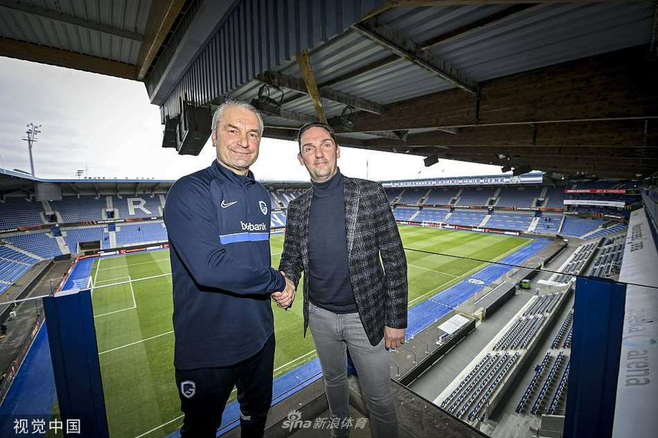 守门员在训练中飞身跃起，做出一次精彩的侧扑，将势在必进的射门牢牢挡在门外，引得队友一阵喝彩。