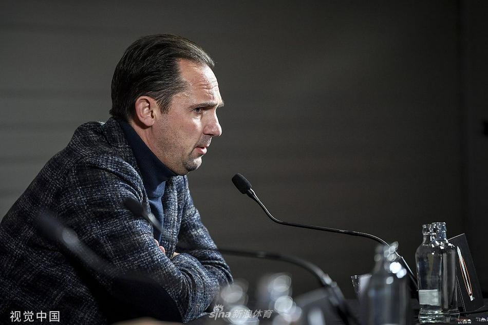 两名中场球员在训练中默契地进行一脚传递练习，皮球在他们脚下快速流畅地移动，展现了球队力求打磨出的进攻配合精度。