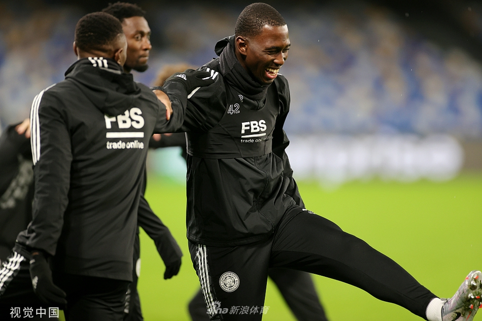 训练结束后，莱斯特城球员们围成一圈相互鼓劲，主教练罗杰斯站在中央进行最后的部署。