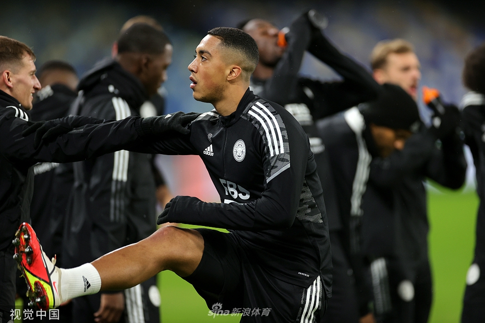 训练间隙，两名莱斯特城后卫在阳光下认真倾听助理教练讲解战术要点。