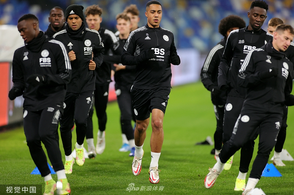 莱斯特城球员在马拉多纳球场进行分组对抗训练，一名中场球员正积极逼抢持球对手。