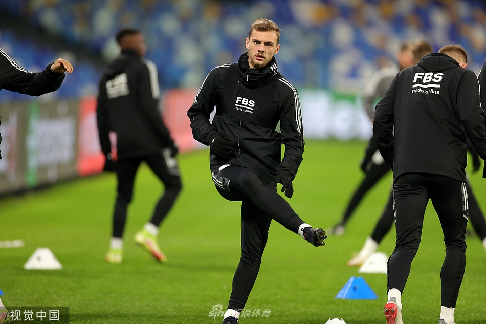 夕阳余晖洒在马拉多纳球场上，莱斯特城球员们结束训练，三三两两走向更衣室，背影拉得很长。