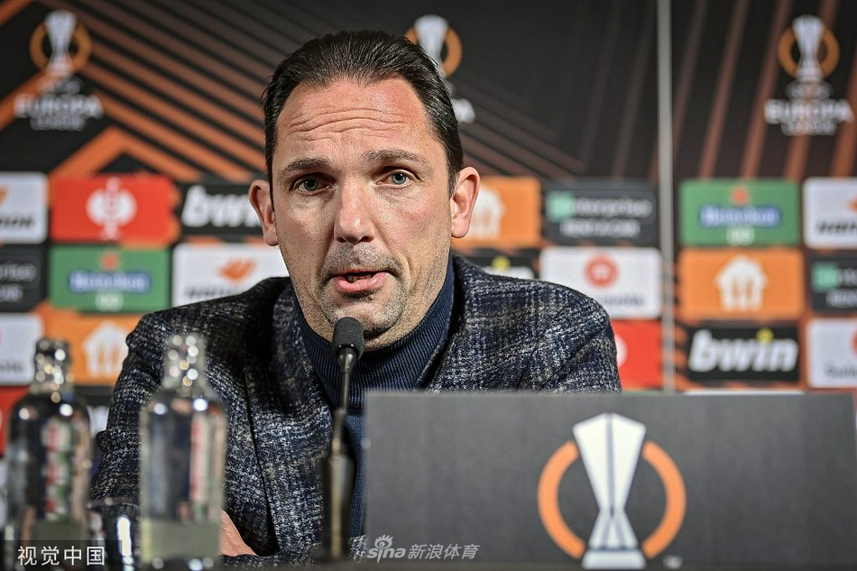 球员们在绿茵场上进行高强度折返跑训练，汗水浸湿了球衣，展现了为争夺出线权所付出的全力以赴。