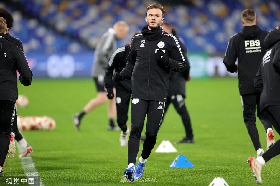 莱斯特城主教练罗杰斯神情严肃，正在场边接受媒体采访，背后是空旷的训练场。