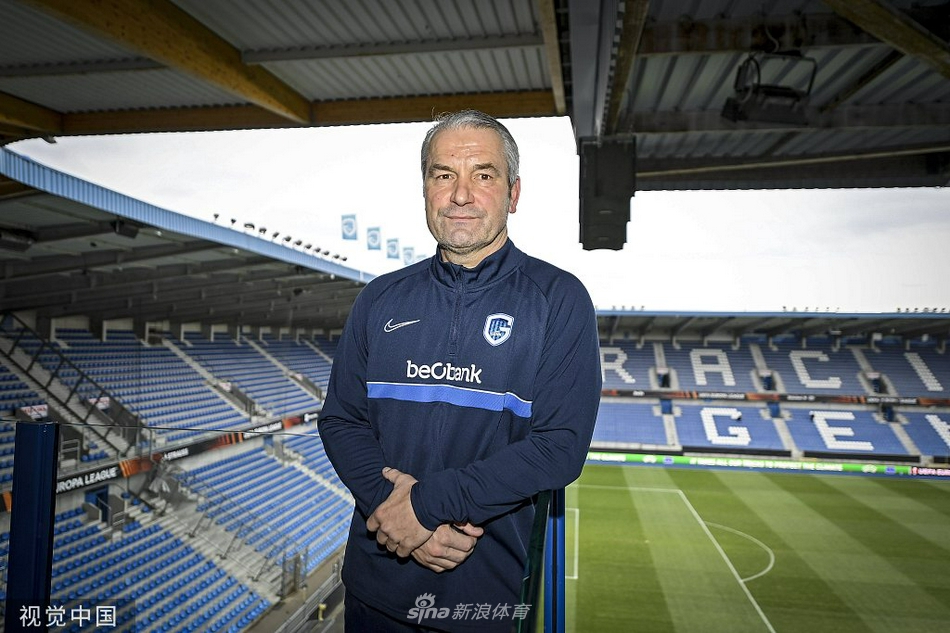 训练结束后，球员们围成一圈相互鼓气，手臂搭在彼此肩上，在队长的带领下高喊口号，凝聚决战前的团队士气。