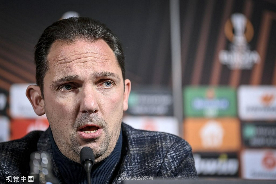 主教练在场边紧锁眉头，手持战术板向聚集的球员们急切地讲解着客场对阵中日德兰的核心战术部署。