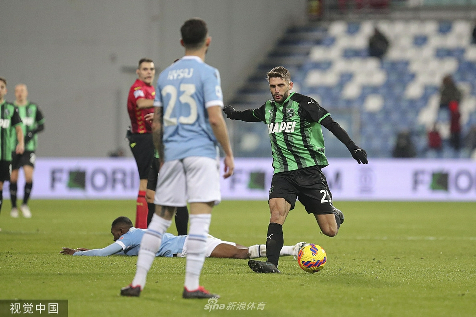 拉齐奥门将斯特拉科沙在失球后跪在草皮上，神情沮丧，背景是正在庆祝的萨索洛球员。