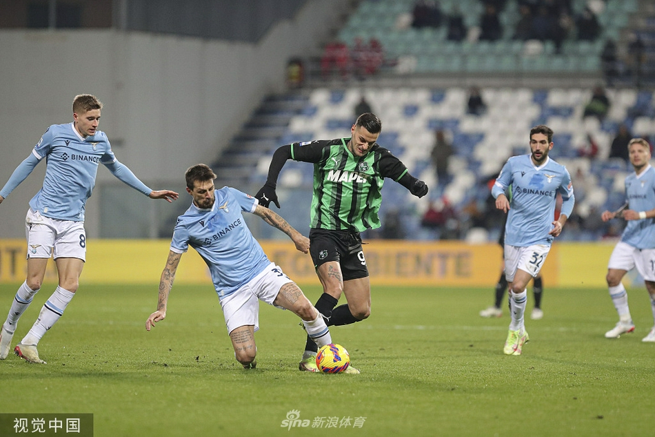 萨索洛球员拉斯帕多里射门瞬间，他身体舒展，目光坚定地注视飞向球门的皮球。