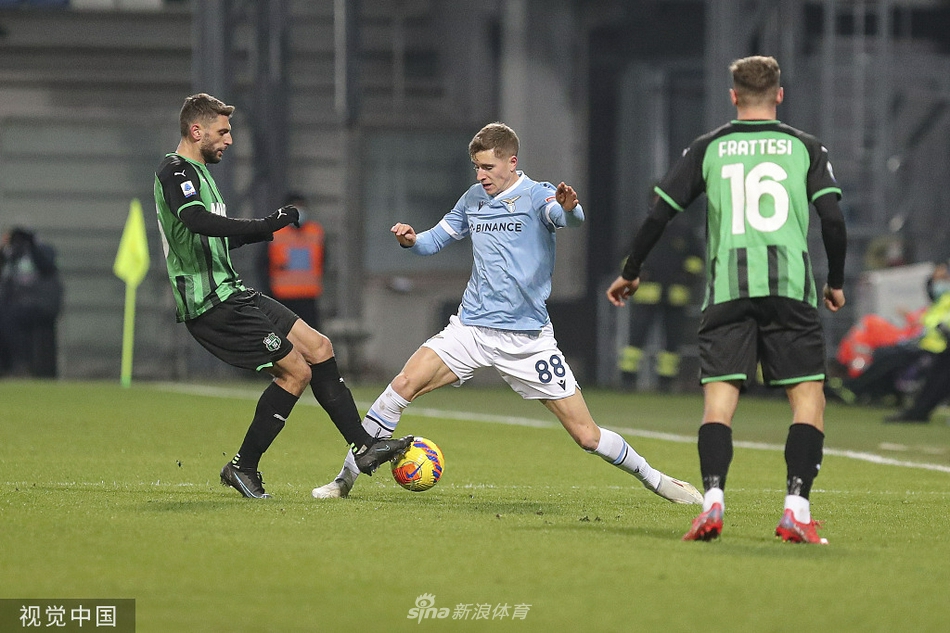 比赛结束后，萨索洛全队围在一起相互鼓舞，庆祝这场来之不易的逆转胜利。