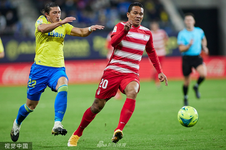 格拉纳达队员围拢在一起激情庆祝扳平比分，众人手臂交织，展现出强大的团队凝聚力。