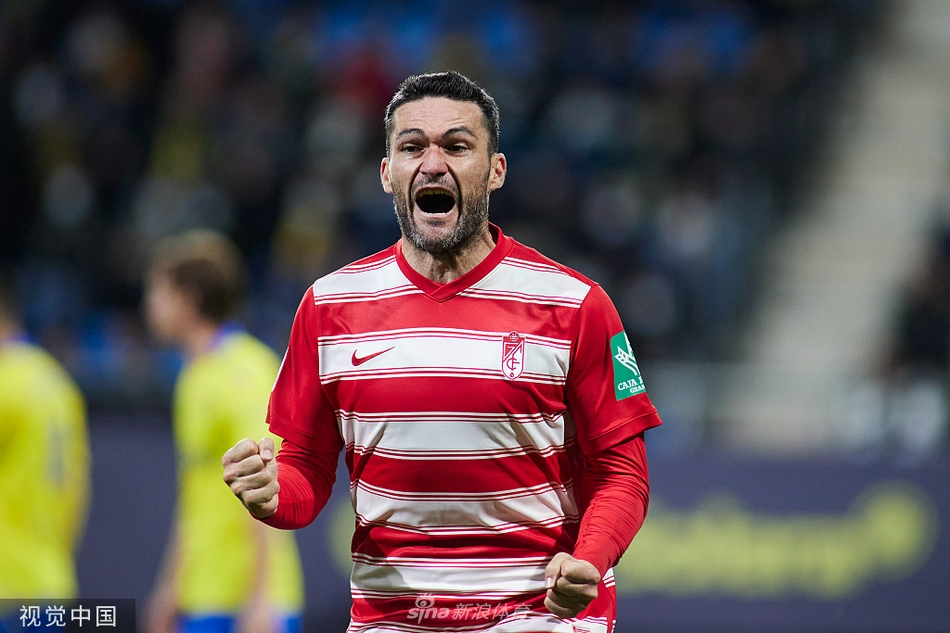 加的斯门将飞身扑救的惊险瞬间，身体完全舒展，手指尖即将触碰到飞向死角的皮球。