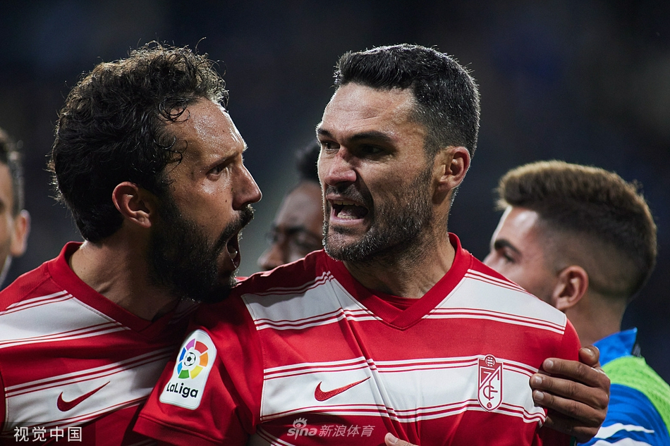 进球后的莫利纳张开双臂奔向角旗区庆祝，脸上写满了释放与激情，队友从后方飞奔而来准备拥抱他。