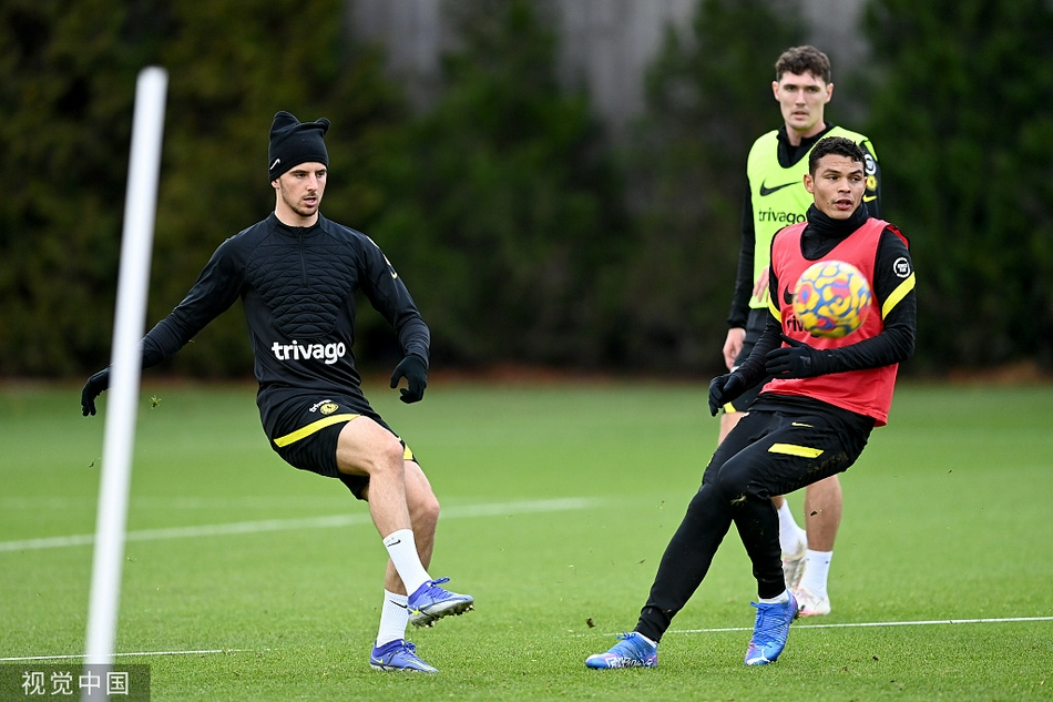 切尔西众将围聚聆听主帅战术布置，神情专注凝聚团队力量