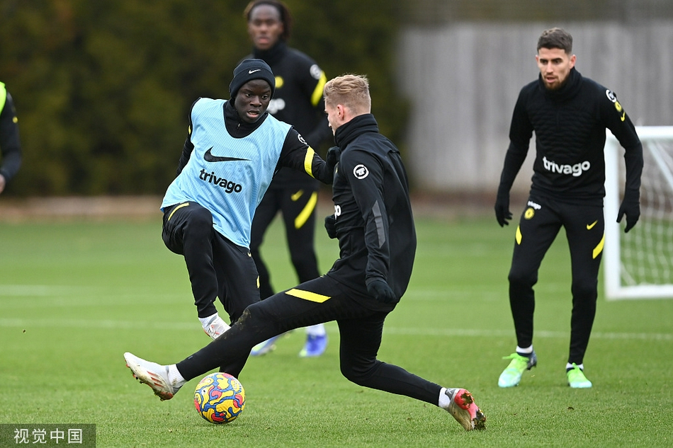切尔西核心球员在对抗训练中贴身紧逼，双方寸土不让争夺球权