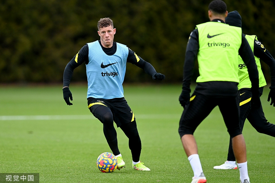 两名球员空中激烈对抗，同时跃起争顶高空球瞬间