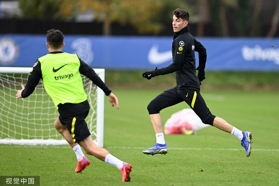 训练结束后球员进行放松交流，脸上带着笑容气氛融洽