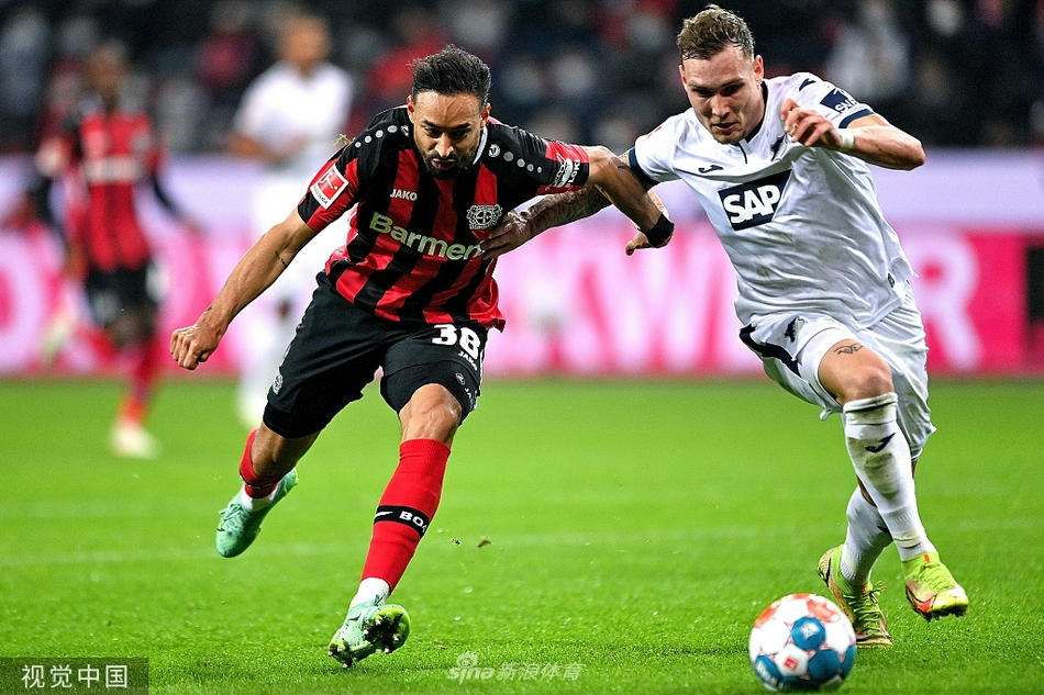 勒沃库森老将贝拉拉比与霍芬海姆飞翼劳姆在边线附近激烈拼抢，两人寸土不让，身体对抗激烈。