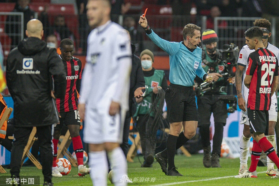 霍芬海姆球员达布尔进球后张开双臂，在队友簇拥下狂奔庆祝，脸上写满了扳平比分的狂喜。