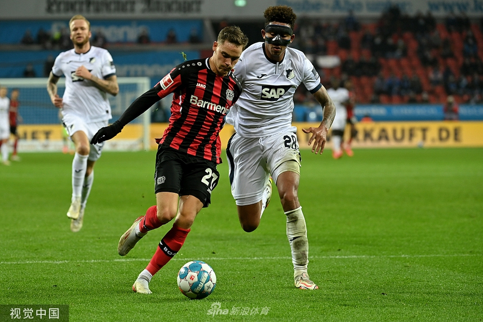 霍芬海姆球员进球后全队紧紧相拥庆祝，场边替补席也沸腾起来，展现了强大的团队凝聚力。