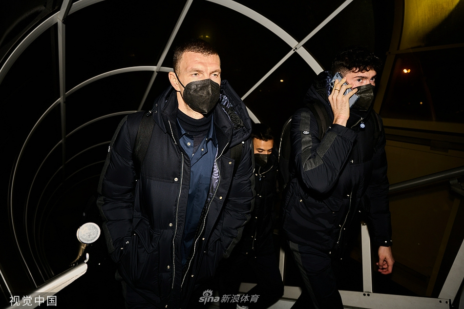 桑切斯面对镜头调皮眨眼，露出他极具个人魅力的俏皮表情